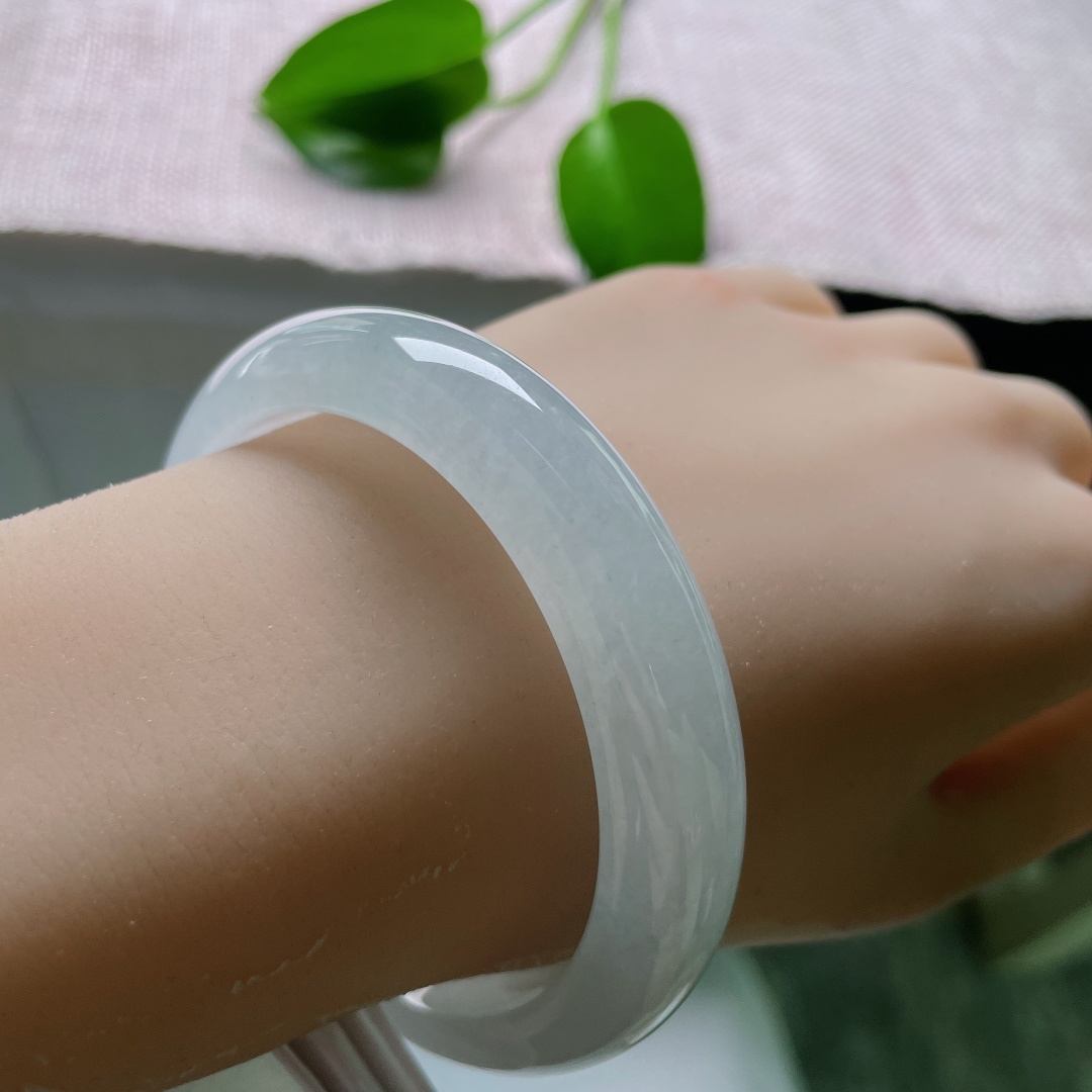 56.8/12.5/8.4，冰种正圈，无裂，白冰平安镯冰清通透，玉质莹润细腻，底色素净淡雅，简约镯型衬出清冷温婉的东方气质。ss59394a