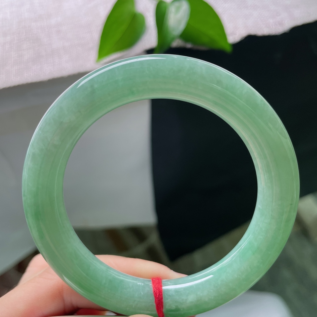 56.8/11.1，满色圆条，无裂，如水湖翠温润莹亮，圆条版型圆润敦实，满圈柔和青绿，沉静雅致耐人回味。ss59255a