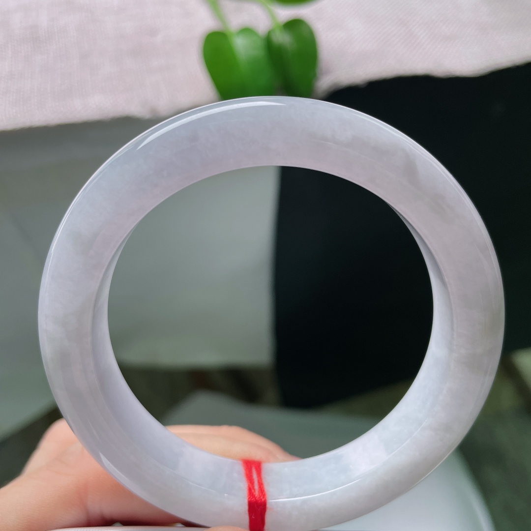 56.6/12.5/9.5，白月光正圈，棉线，柔和瓷白质感，种质温润细腻，线条流畅规整，腕间流露恬静温柔气质。ss59586a