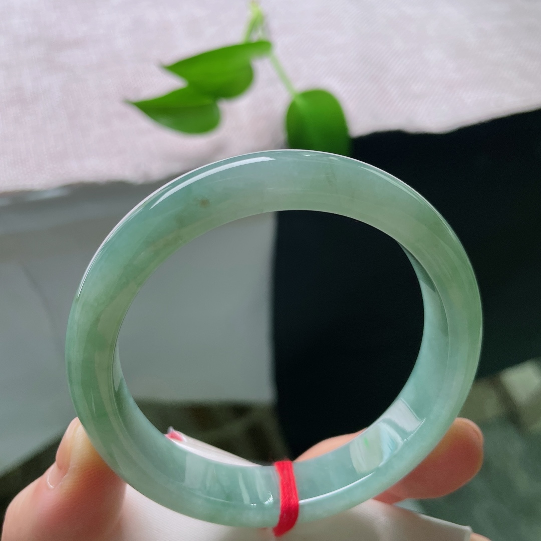 57/12.1/8.0，油青正圈，无裂，玉质通透细腻，清冽青调温润柔和，内敛雅致自带沉静气韵。ss59621a