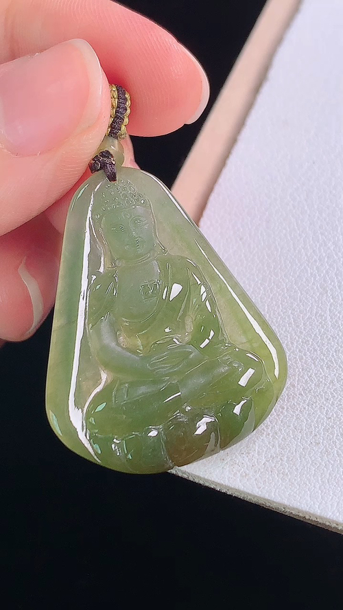 ️黄翡大日如来，无裂，尺寸:31.7-26.0-3.4mm 22