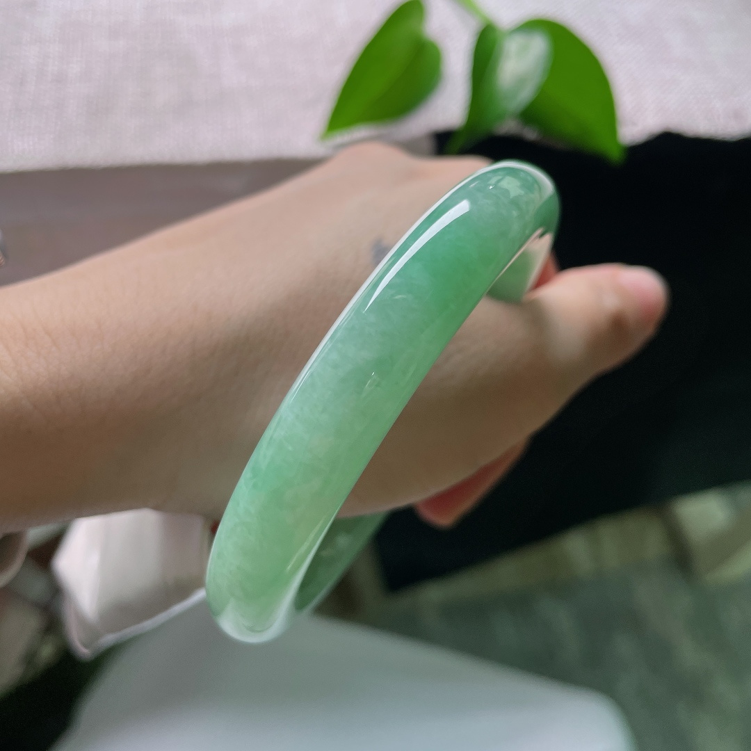 56.8/11.1，满色圆条，无裂，如水湖翠温润莹亮，圆条版型圆润敦实，满圈柔和青绿，沉静雅致耐人回味。ss59255a