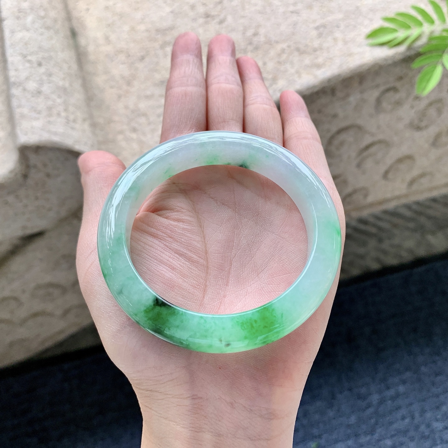 正圈55 56 圈口56.4/11.6/9 编码W6092517 冰糯飘辣绿，水润，种老，细腻，打灯有纹线