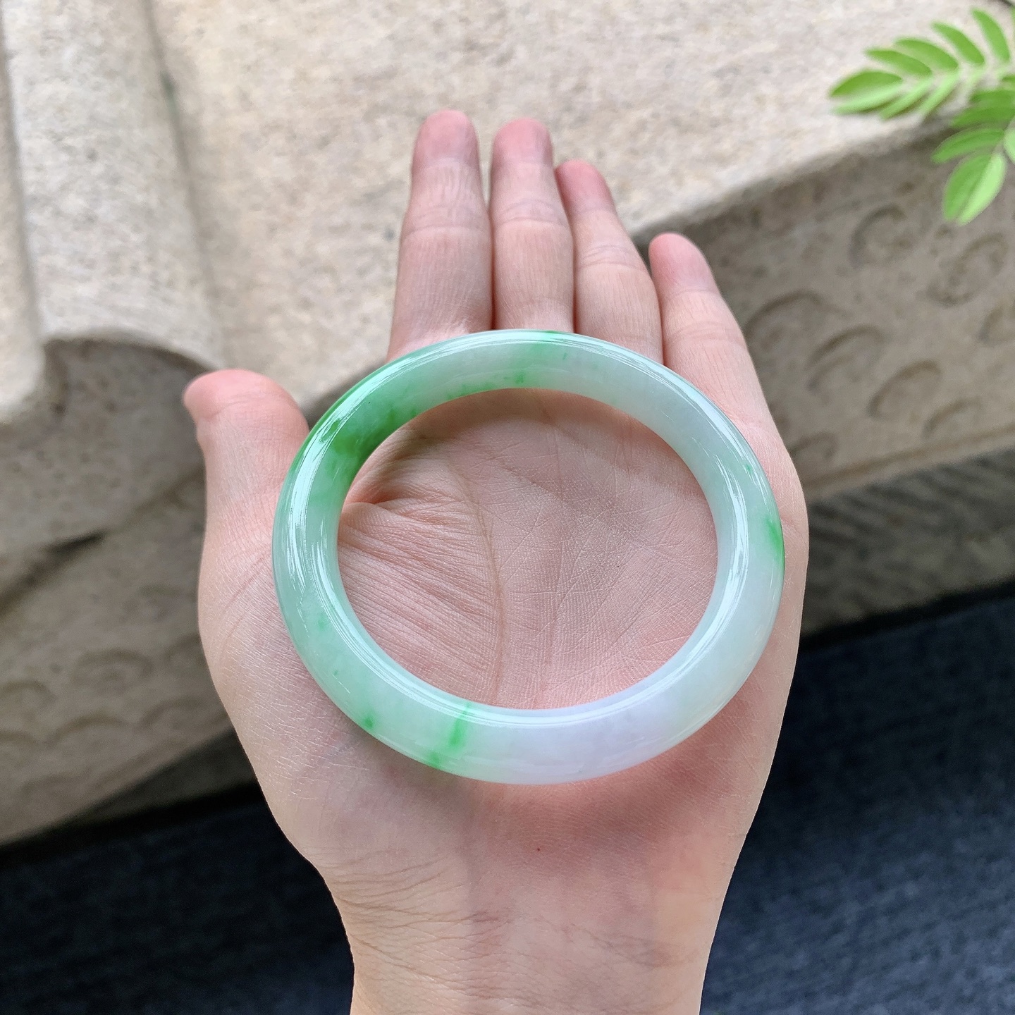 圆条52 53 圈口53/8.6/8.8 编码GL092539 细糯飘阳绿，水润，种老，细腻，打灯有纹线