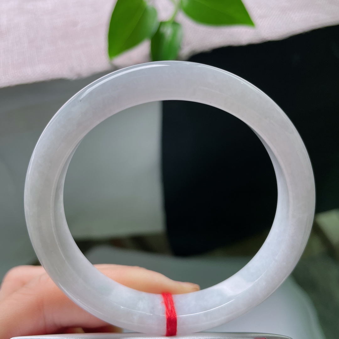 57/11.8/8.0，白月光正圈，棉线，底色素净柔和，玉质细腻温润，简约圆满镯型，尽显温婉雅致东方气韵。ss59592a