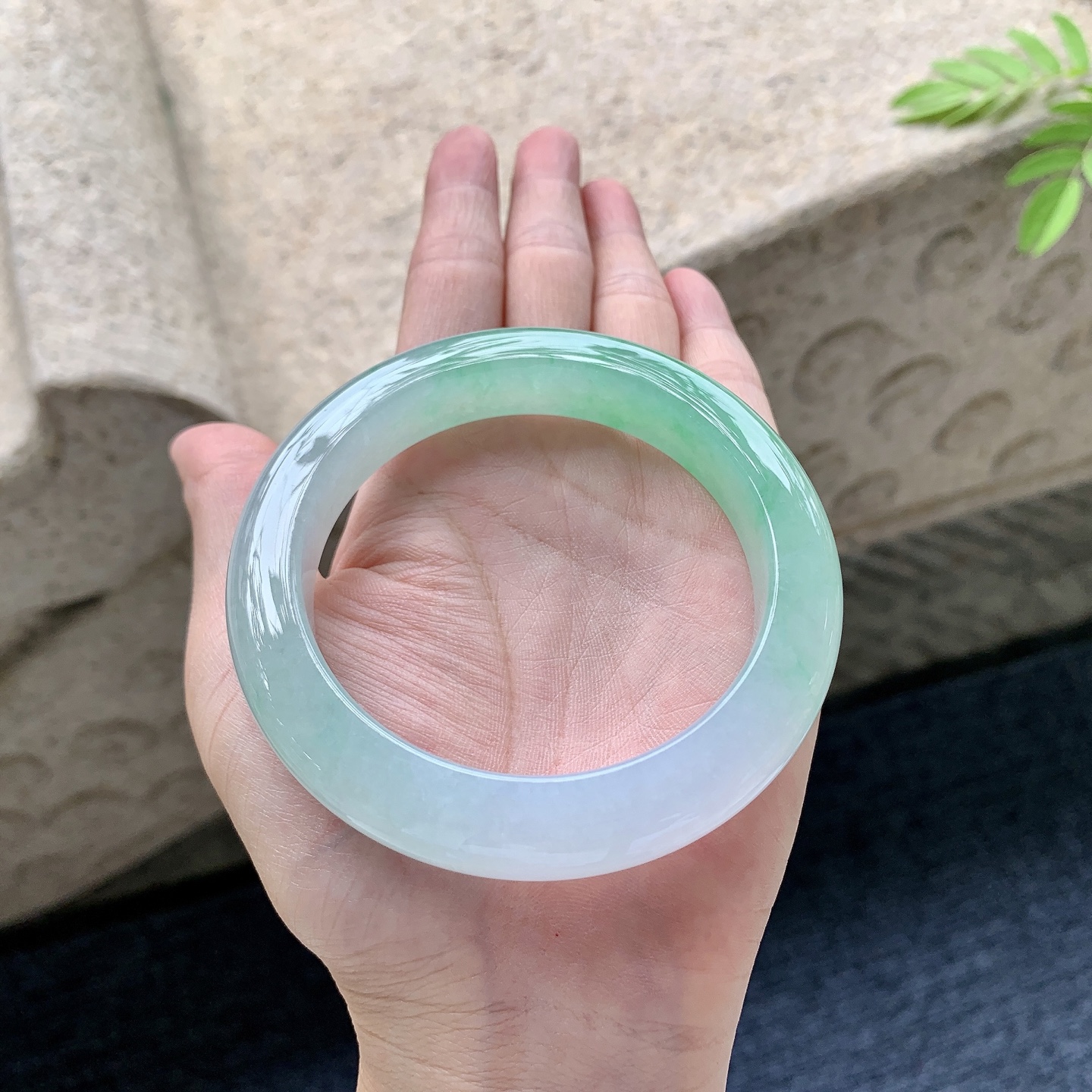 正圈58 59 圈口59.1/12.2/10.2 编码A3092531 冰糯阳绿，水润，种老，细腻，打灯有棉线