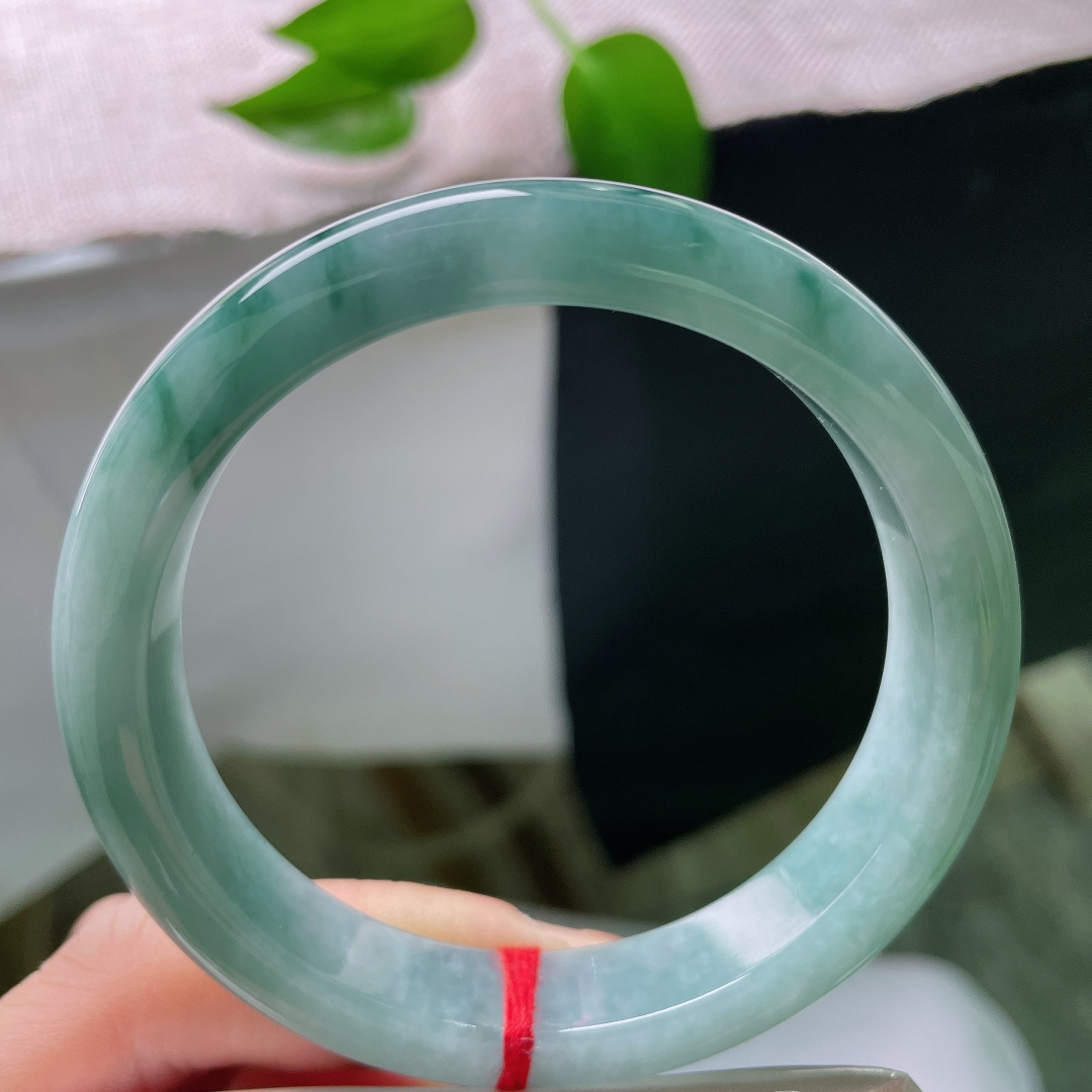 58.6/12/8.6，飘花正圈，无裂，柔润细腻有光泽，丝丝缕缕飘花随性舒展，每一道飘花纹路，都是时
