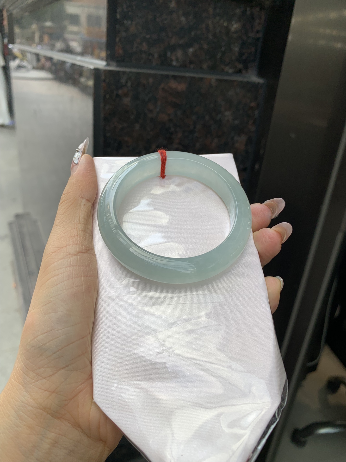 冰晴绿正圈 54.2-8.2-12 0315-N217 打灯棉絮，底妆冰润细腻，满圈淡雅晴绿，像初春嫩芽落入清泉，均匀柔和，抬眼就是一片宁静感。