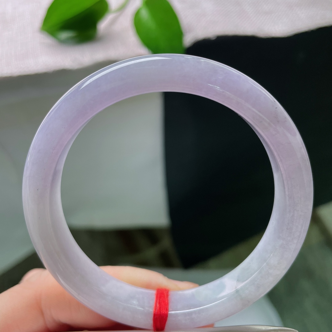 56/11.2/8.1，正圈，一点皮纹，乌鸡，云雾般墨丝游走镯身，冰光柔和透亮，素面简约，小众独特不