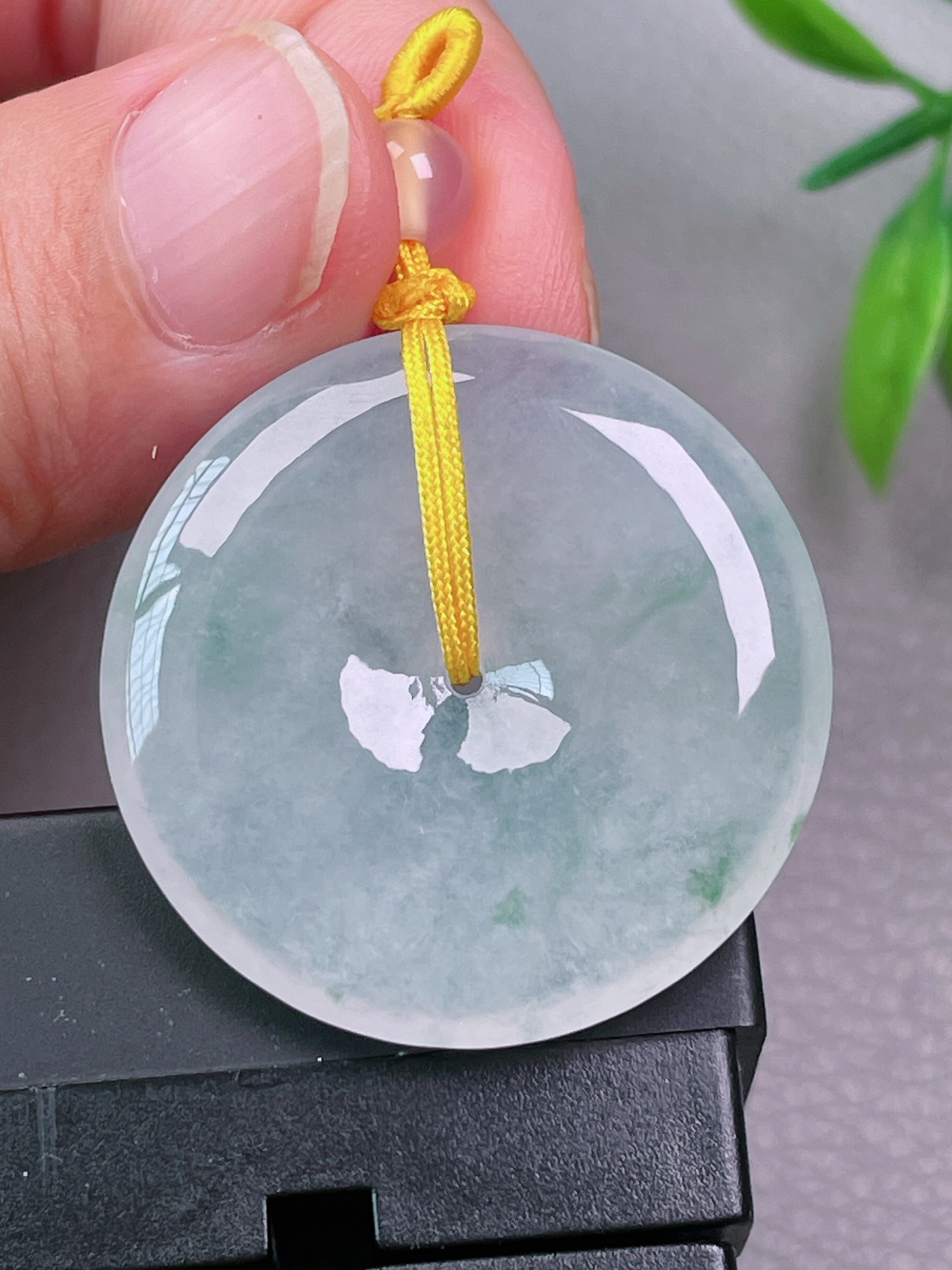 冰种飘花平安扣，无裂，冰透水润，种老，起荧光，尺寸：32.9-5.8