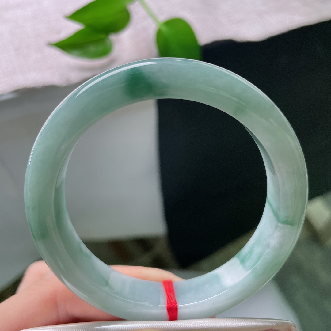 55.8/12.2/8.8，飘花正圈，棉线，玉底水润细腻，飘花若隐若现，有种雾里看花的朦胧小乐趣，上手优雅大方，ss59343a