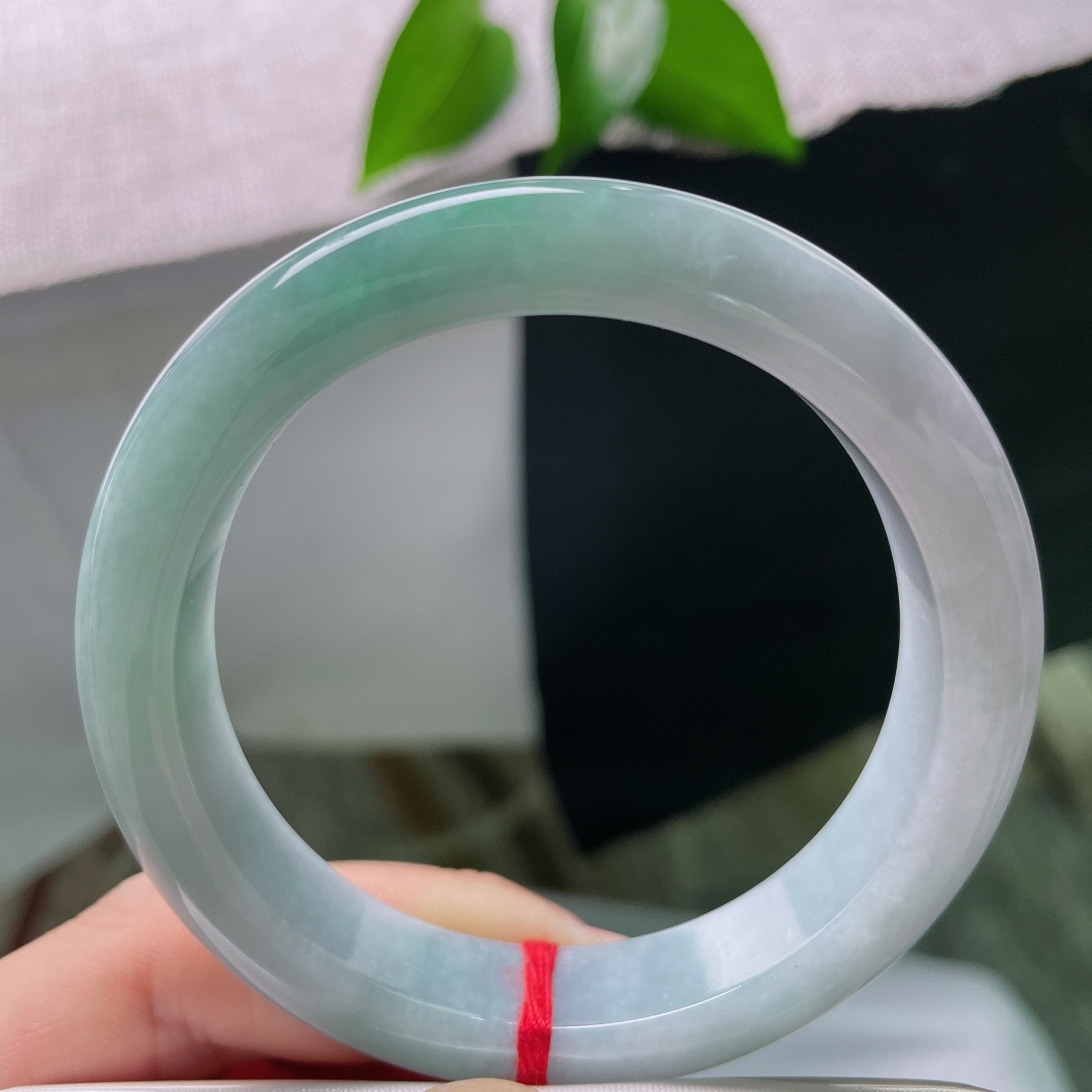 55.4/12/8.5，蓝底正圈，一点皮纹，晴调如水澄澈干净，玉质细腻泛柔光，素镯无言，藏尽温婉恬淡