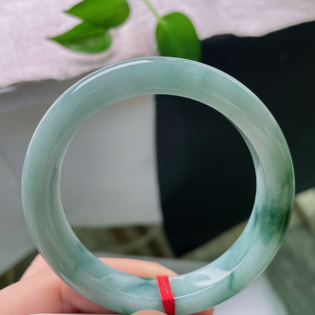 55.8/11.6/9.3，飘花正圈，无裂，玉底清润，飘花写意，仿佛把山野间的灵秀，浓缩成一圈可以朝夕相守的温柔。ss59344a
