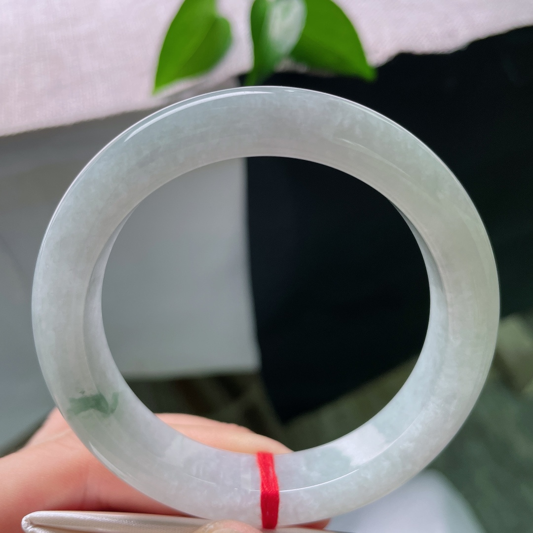 55/11.8/9.3，飘花正圈，内纹，3号底色清雅，一丝飘花随性散落，糯冰质地，触感顺滑，是自带江南诗意的镯子。ss59539a