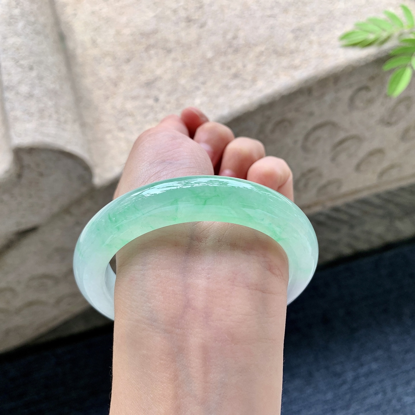 正圈58 59 圈口59.1/12.2/10.2 编码A3092531 冰糯阳绿，水润，种老，细腻，打灯有棉线