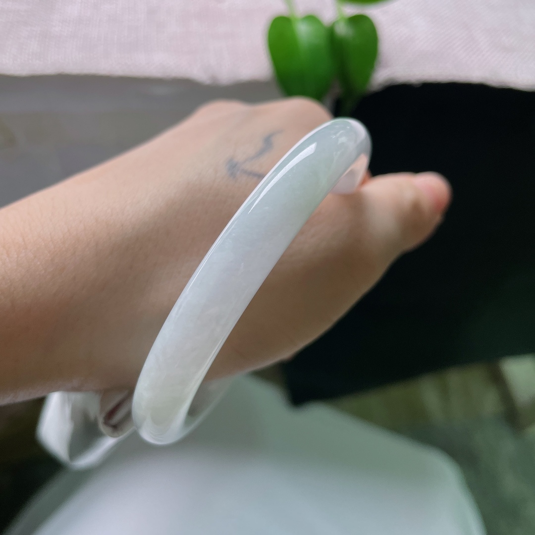 55.2/9.6，白月光正圈，棉感，质地温润内敛干净素雅，不缀杂色，简约大方百搭耐看。ss59591a