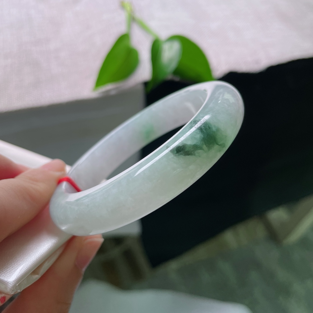 56/12.6/9.3，飘花正圈，晶体纹，晶体纹，浅春底衬着墨绿飘花，种水通透，光泽温润，不张扬的美，日常佩戴很耐看。ss59554a