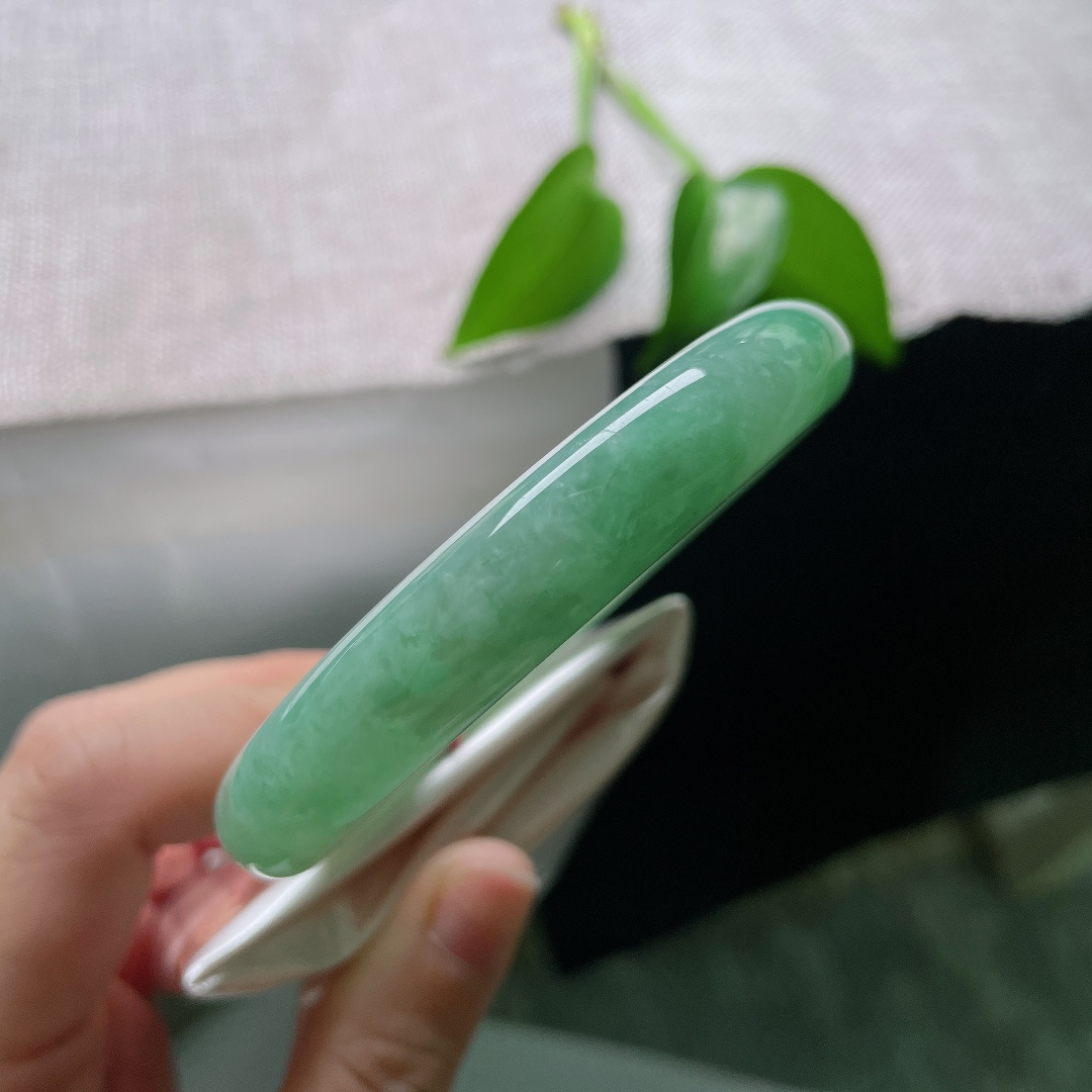 56.8/11.1，满色圆条，无裂，如水湖翠温润莹亮，圆条版型圆润敦实，满圈柔和青绿，沉静雅致耐人回味。ss59255a