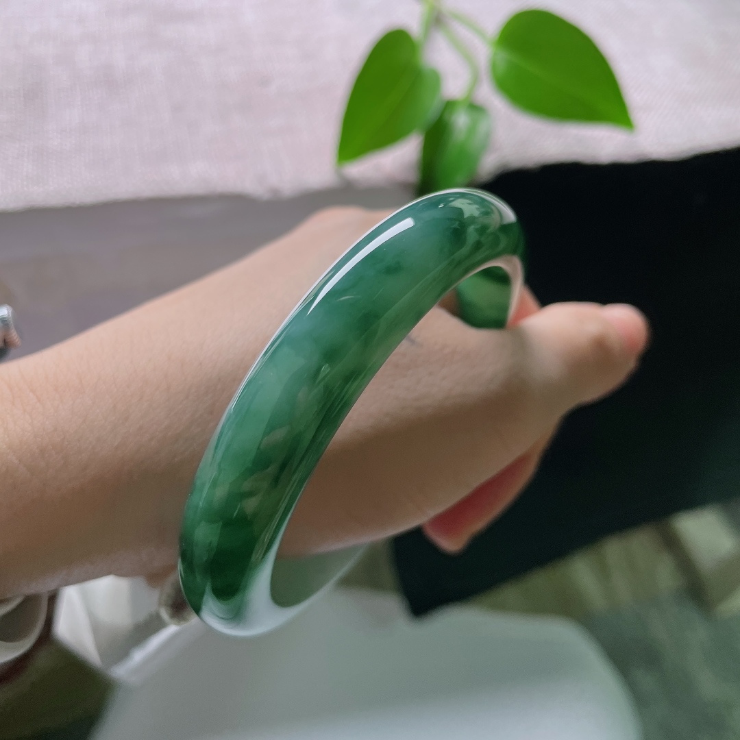 59/12.4/9，飘花正圈，无裂，冰底深飘花，飘花浓郁舒展，蓝绿花韵晕染玉肉，胶感十足，腕间自带山水意境，辨识度很高。ss59425a