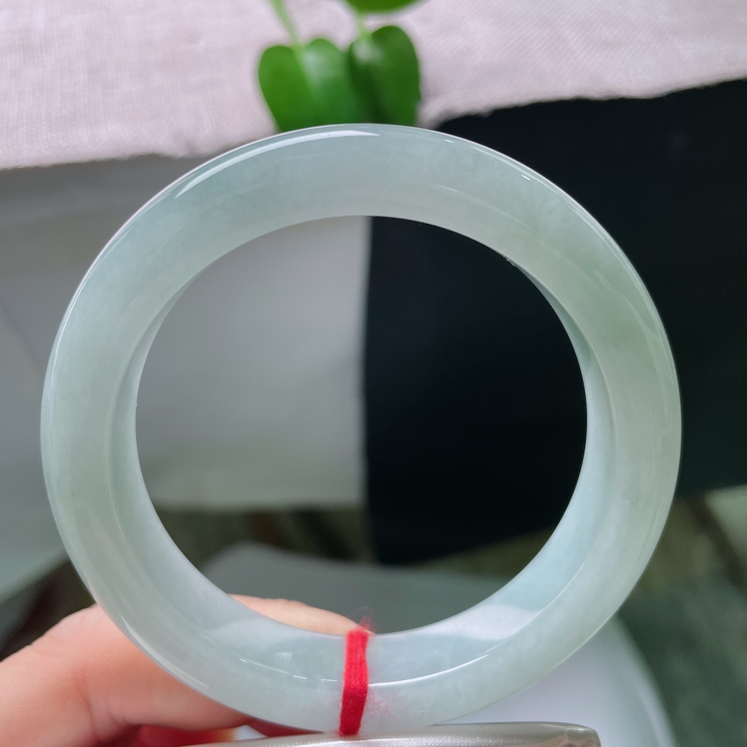 55/12.1/9.8，蓝底正圈，晶体，冰种质地细腻匀净，浅晴色调干净柔和，通透感佳，上手温婉大气。
