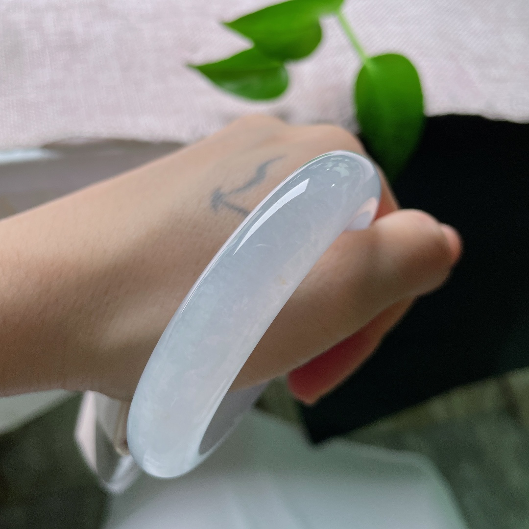 55.8/13/8.7，冰种正圈，无裂，洒金，清透白冰翡翠平安镯，冰光盈盈流转，无杂色喧嚣，极简素工，把温润清雅戴于腕间。ss59614a