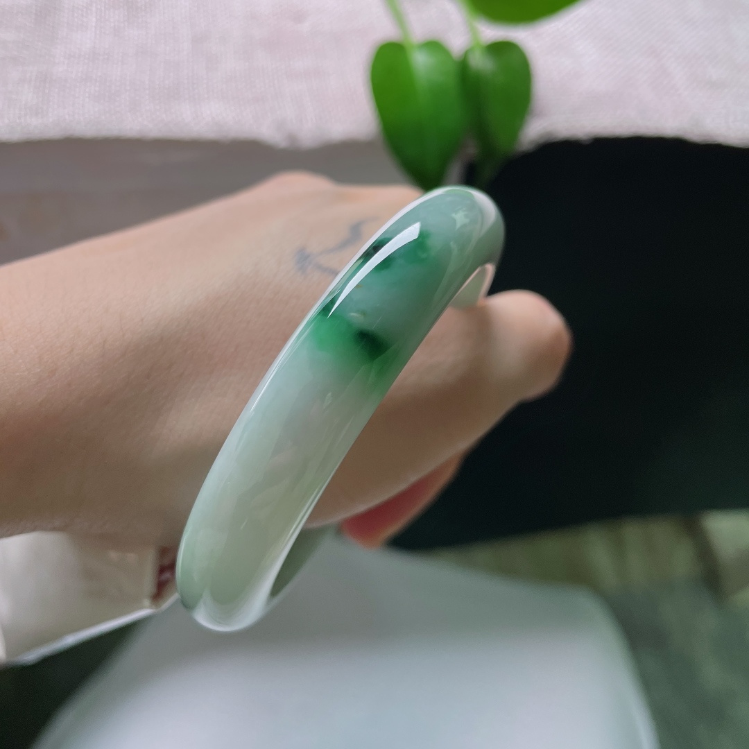 55.8./12.4/8.8，飘花正圈，指甲纹，底子干净通透，绿花灵动飘逸，像山间翠影，转动镯身花影流动，清冷又有灵气，一点杂质不影响。ss59321a