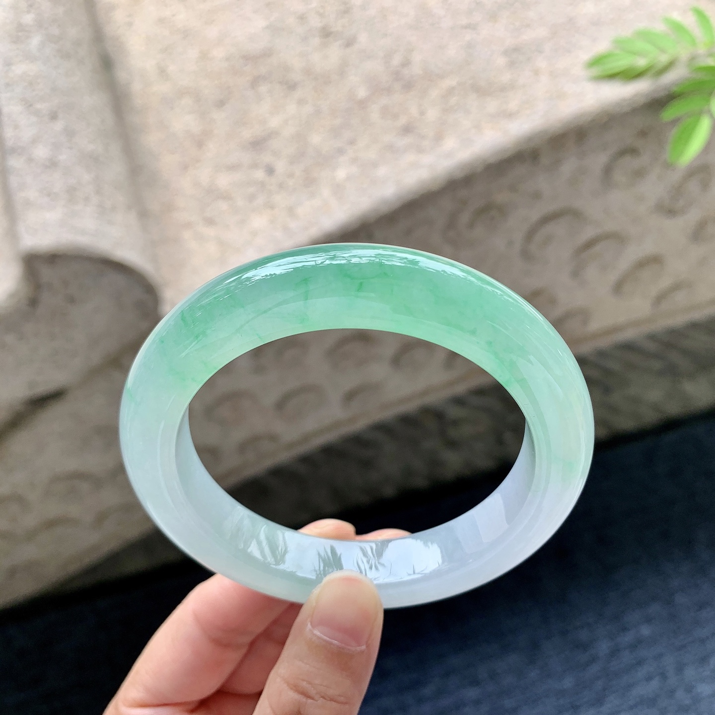 正圈58 59 圈口59.1/12.2/10.2 编码A3092531 冰糯阳绿，水润，种老，细腻，打灯有棉线