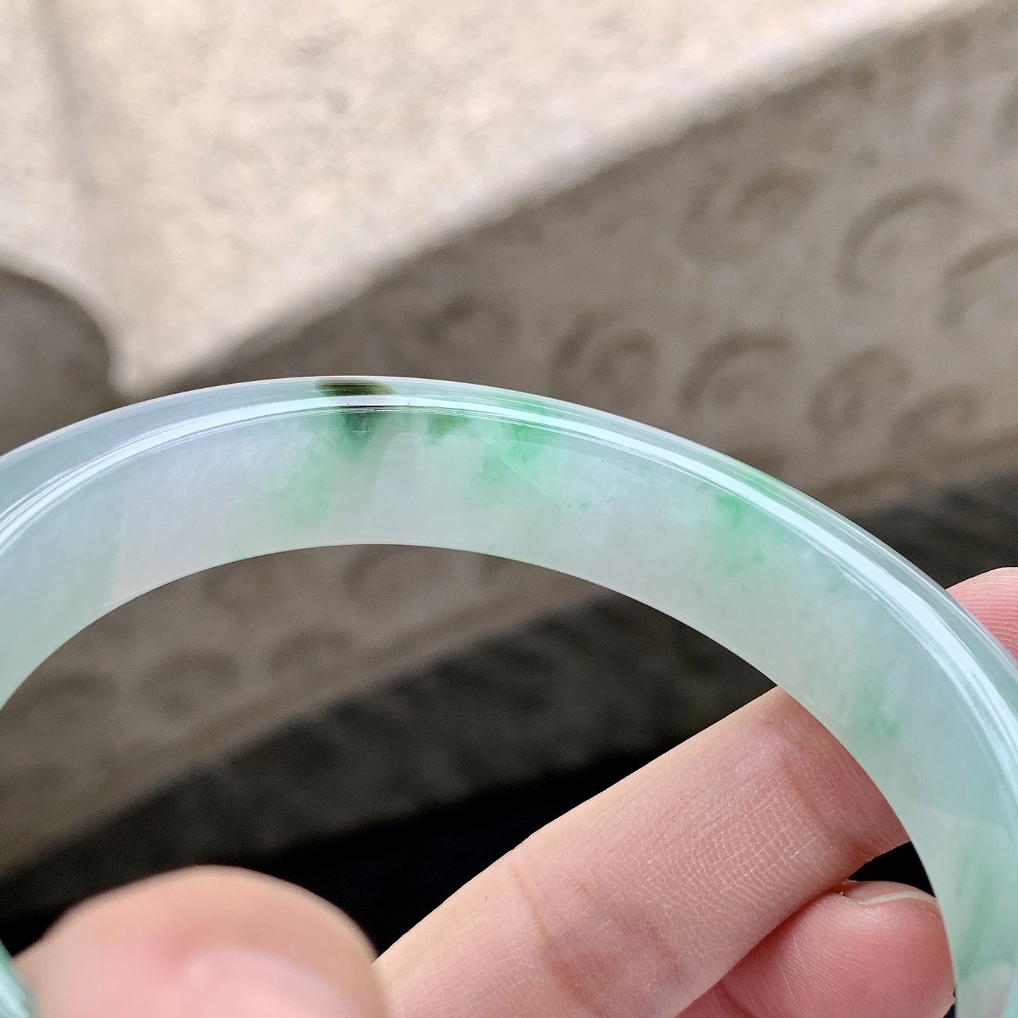 正圈55 56 圈口56.4/11.6/9 编码W6092517 冰糯飘辣绿，水润，种老，细腻，打灯有纹线