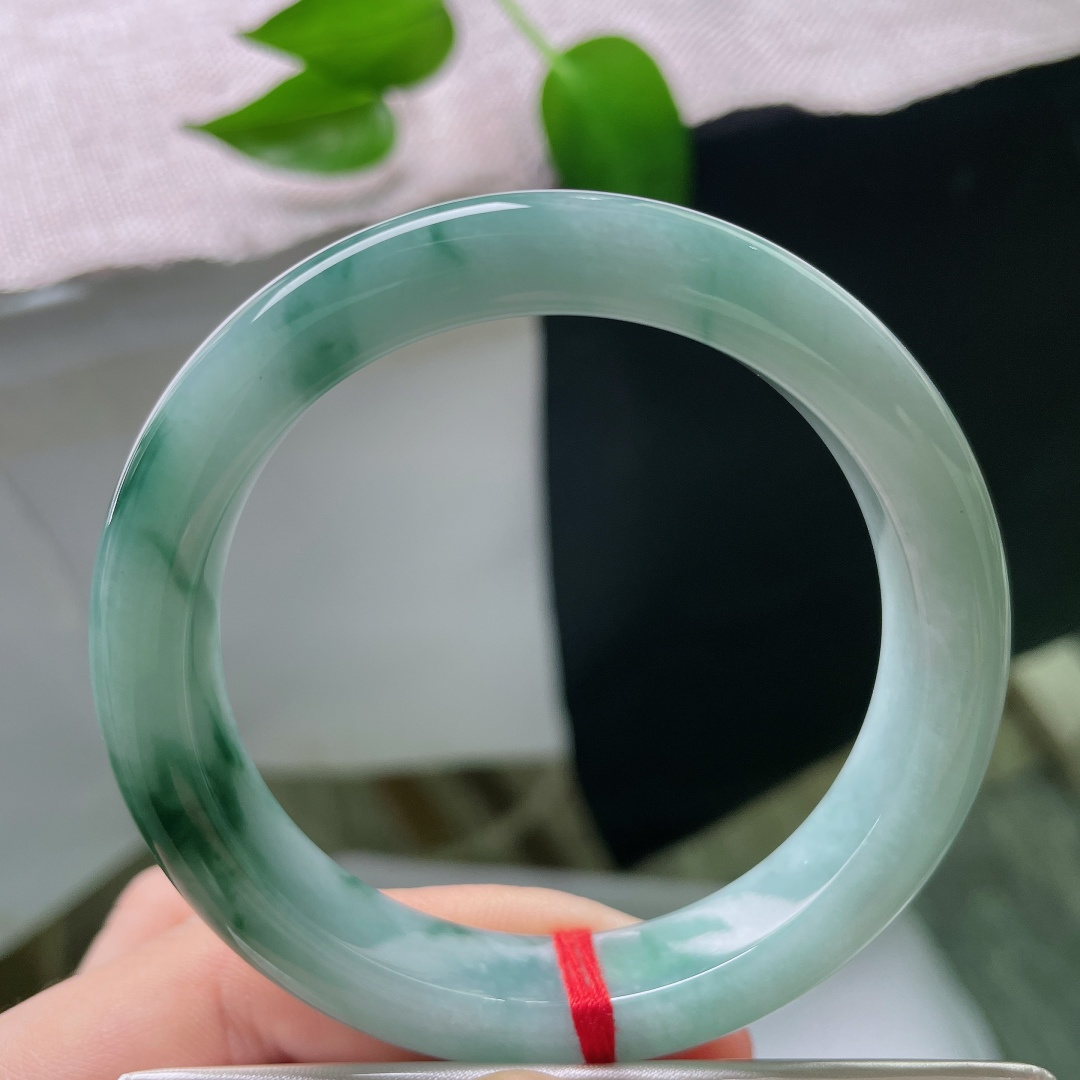 55.8/11.6/9.3，飘花正圈，无裂，玉底清润，飘花写意，仿佛把山野间的灵秀，浓缩成一圈可以朝夕相守的温柔。ss59344a