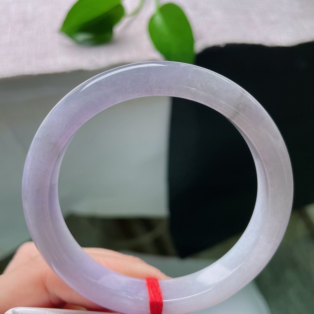 56/11.2/8.1，正圈，一点皮纹，乌鸡，云雾般墨丝游走镯身，冰光柔和透亮，素面简约，小众独特不撞款。ss59335a