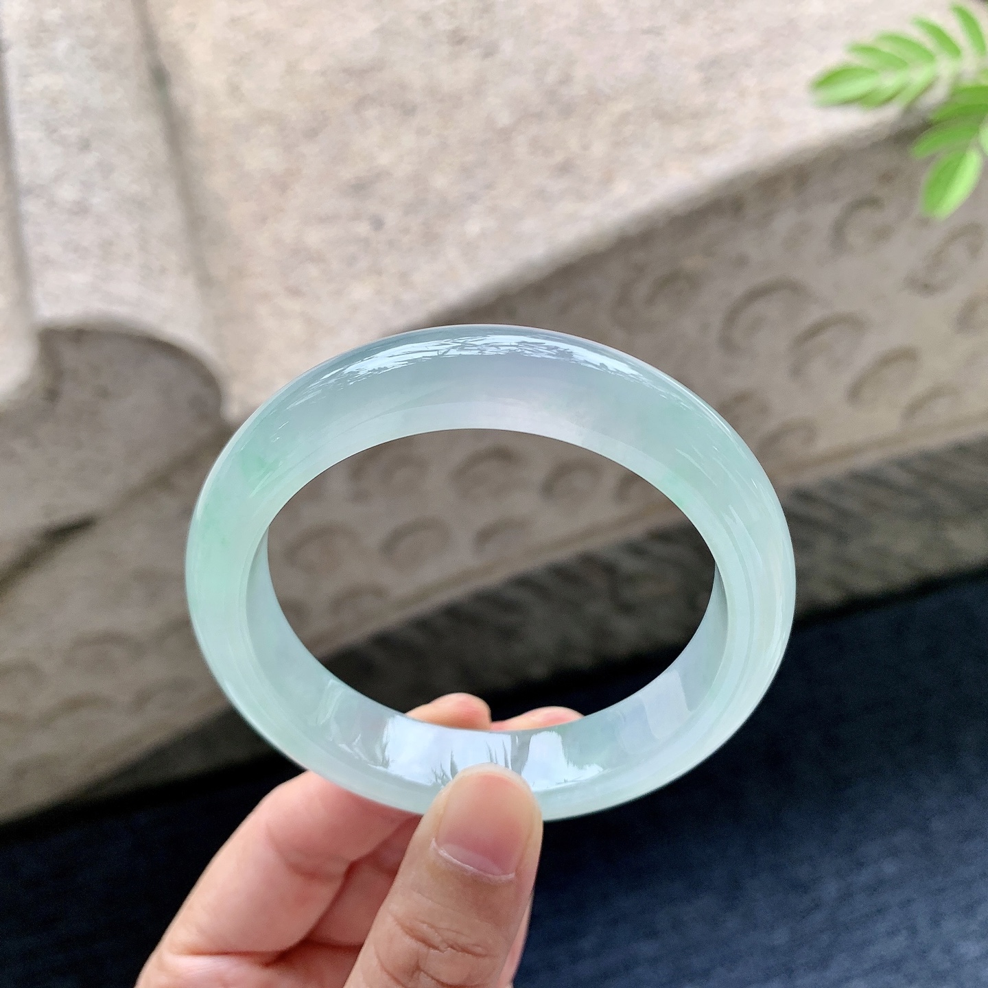正圈54 55 圈口55.8/12.5/8.2 编码G6092526 冰糯飘绿，清透，水润，种老，细腻，无裂