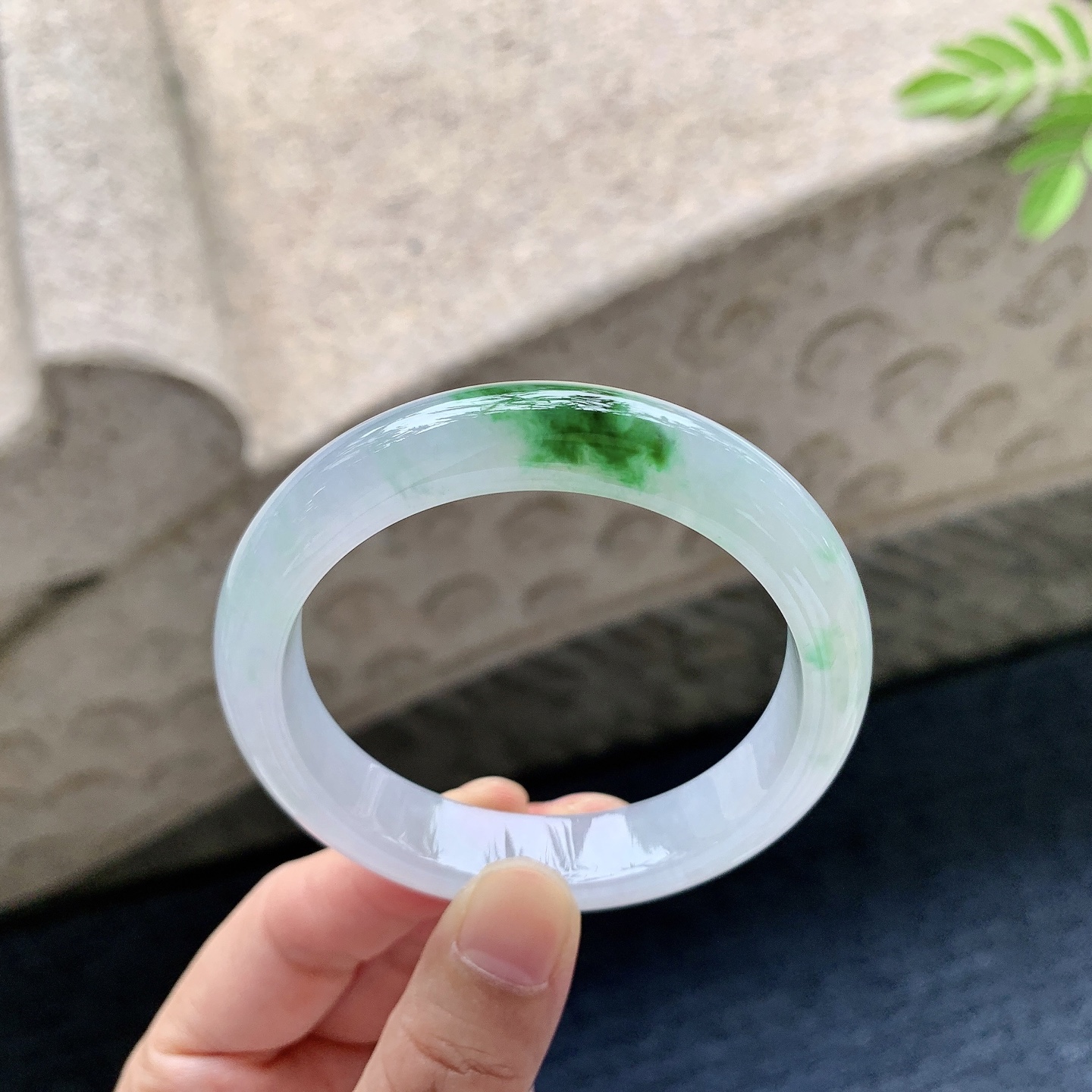 正圈52 53 圈口52.2/11.6/7.8 编码Q5092504 糯冰飘绿，水润，种老，细腻，无裂