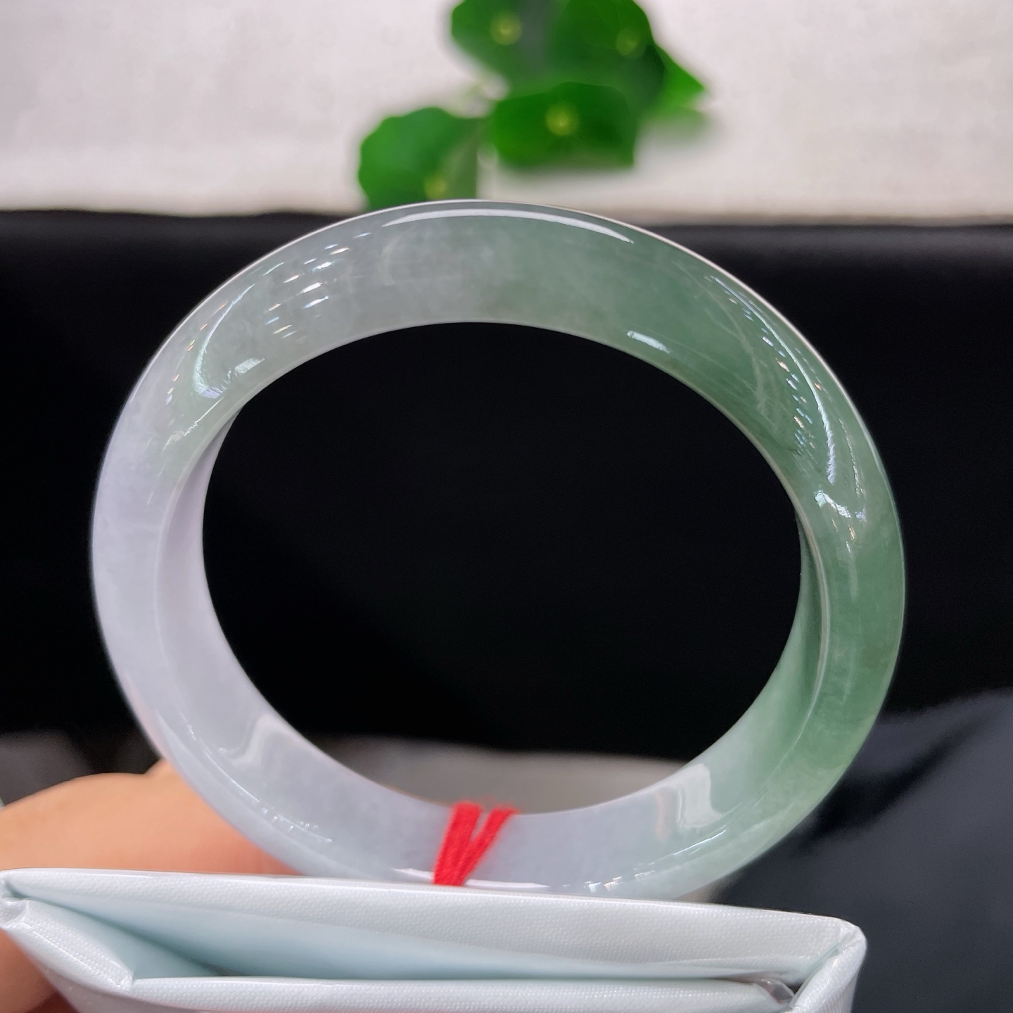 天然翡翠手镯 圈口54.4/12.1/7.8，淡紫半山半水正圈，54/55可戴，腕间藏山水，静揽一川风。无裂。