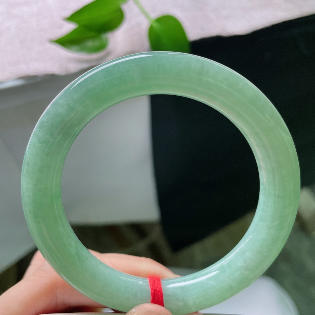 57.7/10.5，绿底圆条，无裂，清甜苹果绿平安镯，满圈柔和鲜绿，玉质冰润细腻，清新雅致，自带温婉春日气息。ss59246a