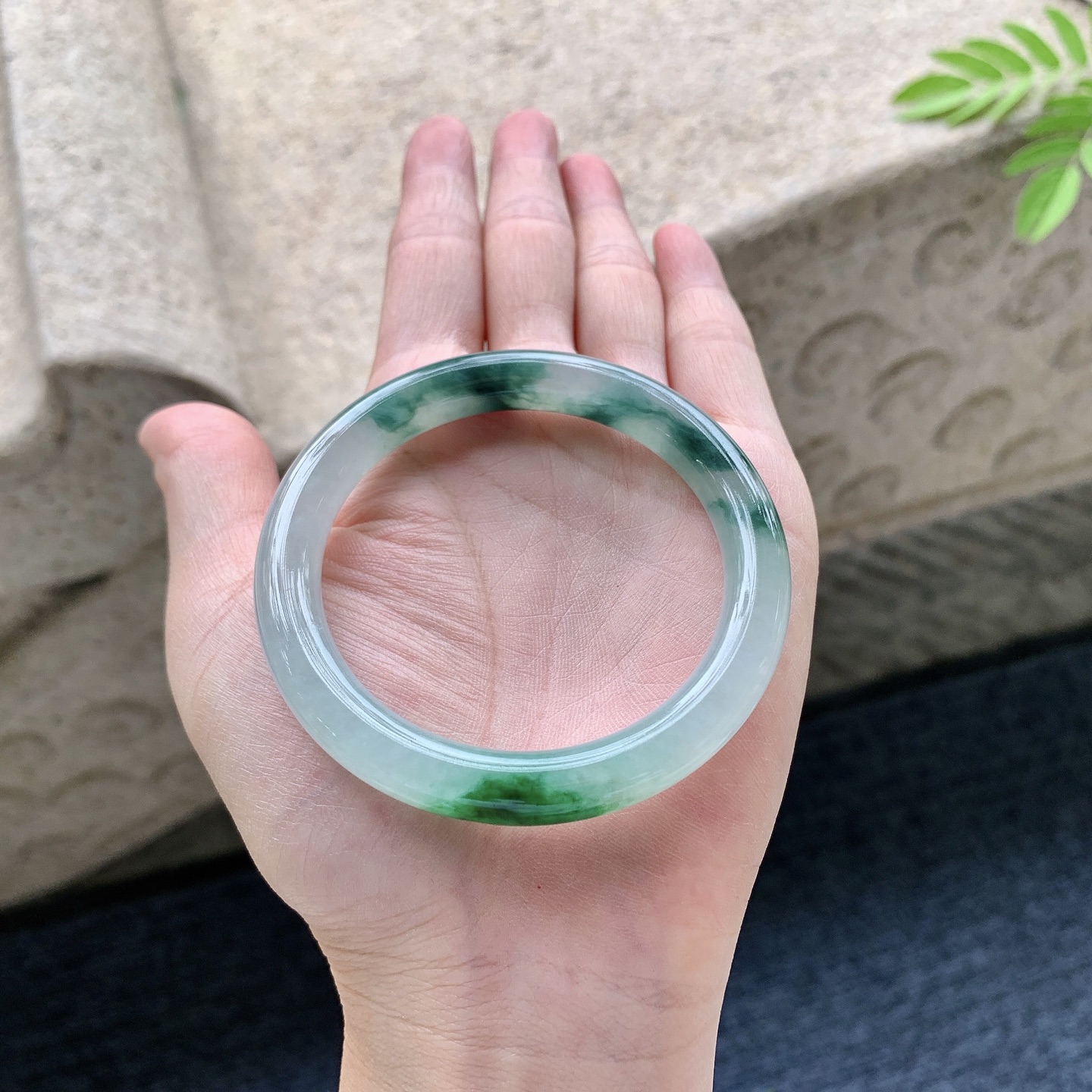 圆条51 52 圈口52.2/8.4/8.3 编码C5092521 糯冰飘花，水润，种老，细腻，有棉