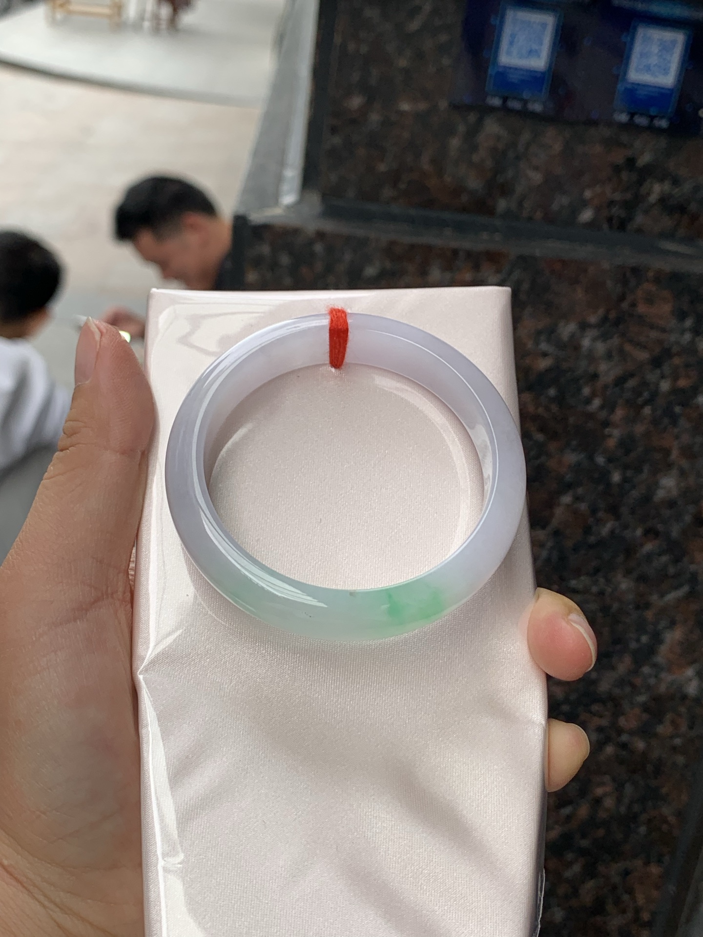 淡春彩正圈，52-11.9-7.3，0422-4A98，无裂，底妆水润，淡淡粉底色和阳绿花搭配，如春天的繁华。在岁月的长河流转中绽放着独特的魅力，气质温婉而迷人。