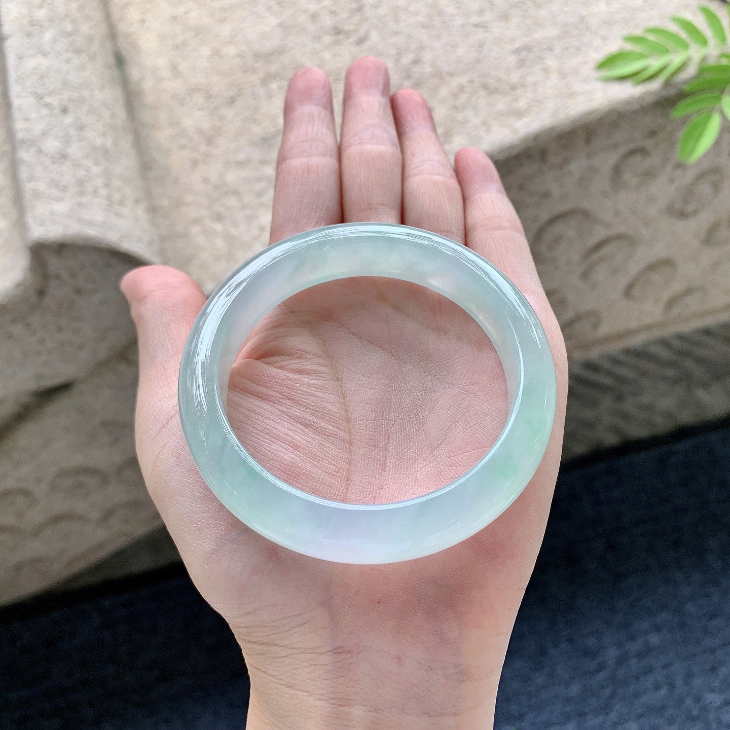正圈54 55 圈口55.8/12.5/8.2 编码G6092526 冰糯飘绿，清透，水润，种老，细腻，无裂