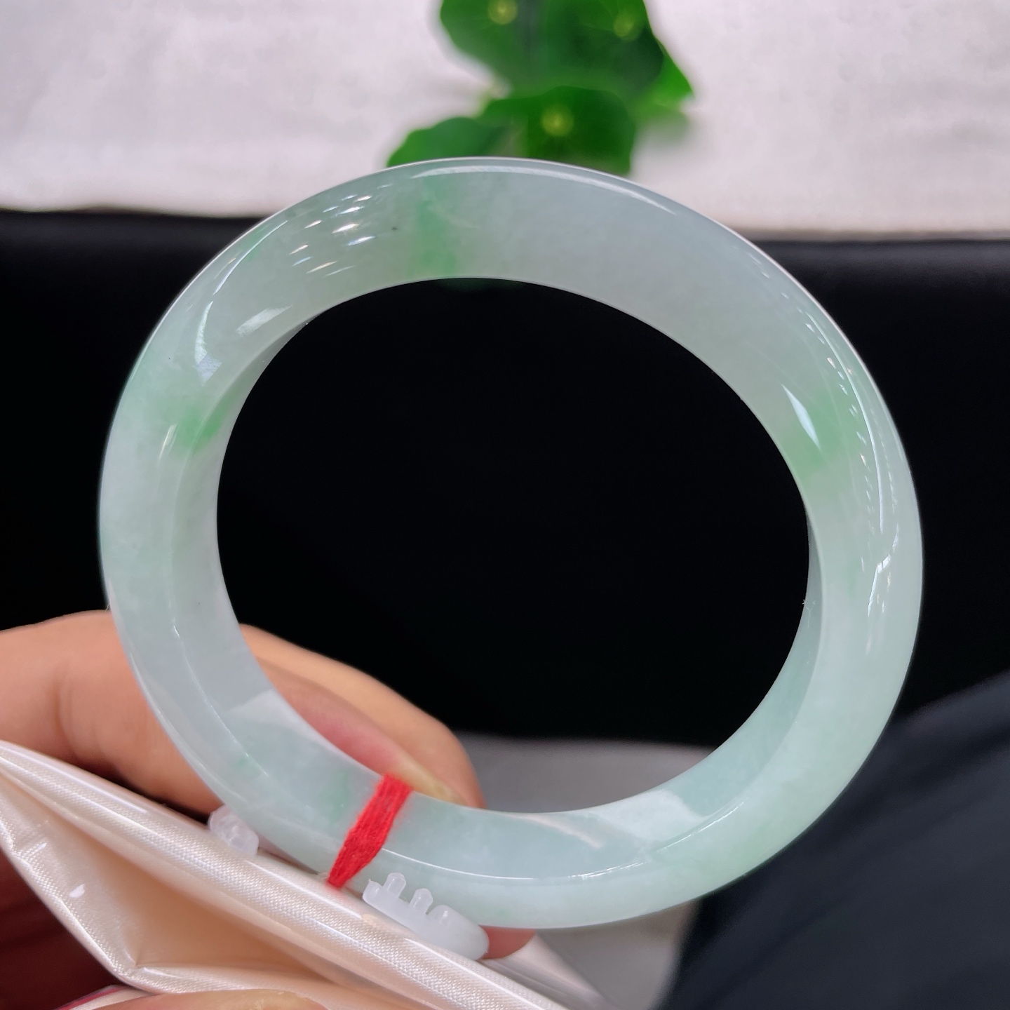 天然翡翠手镯 圈口56.2/10.2/9.8，白底青正圈，浅底飘柔绿，清润一身雅。无裂。