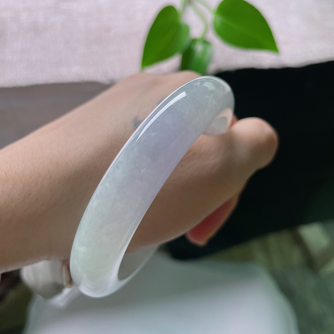 58.5/12.9/9.7，飘花正圈，无裂，玉底清透柔和，丝丝浅花点缀，淡淡的紫调温润雅致，上手温婉显白，素雅耐看。ss59540a