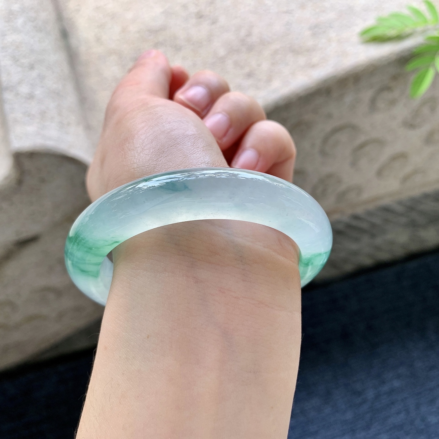正圈55 56 圈口56/11.6/9.5 编码A3092528 冰种飘绿花，起光，清透，水润，种老，细腻，无裂