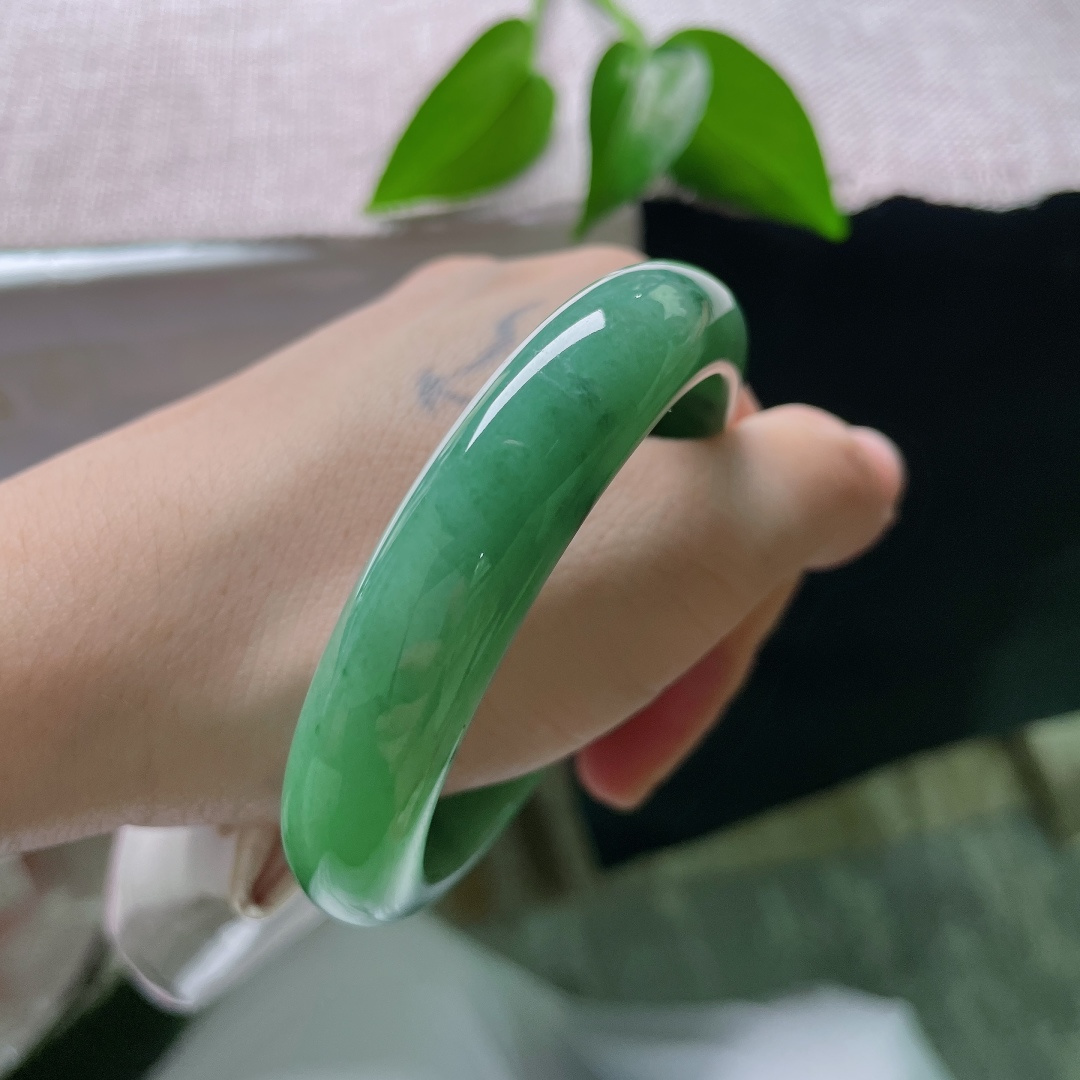 56.4/.12.8/8.1，满色正圈，无裂，冰润油青平安镯，深翠底色沉静温润，墨花散落镯间，晕开写意山水意境。ss59294a