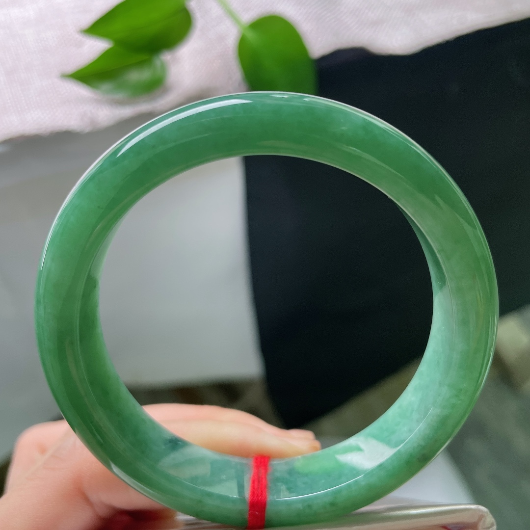 57.9/12.9/8.3，满色正圈，晶体，深湖绿翡翠平安镯，种水温润，满圈浓郁青绿，色泽沉稳，自带