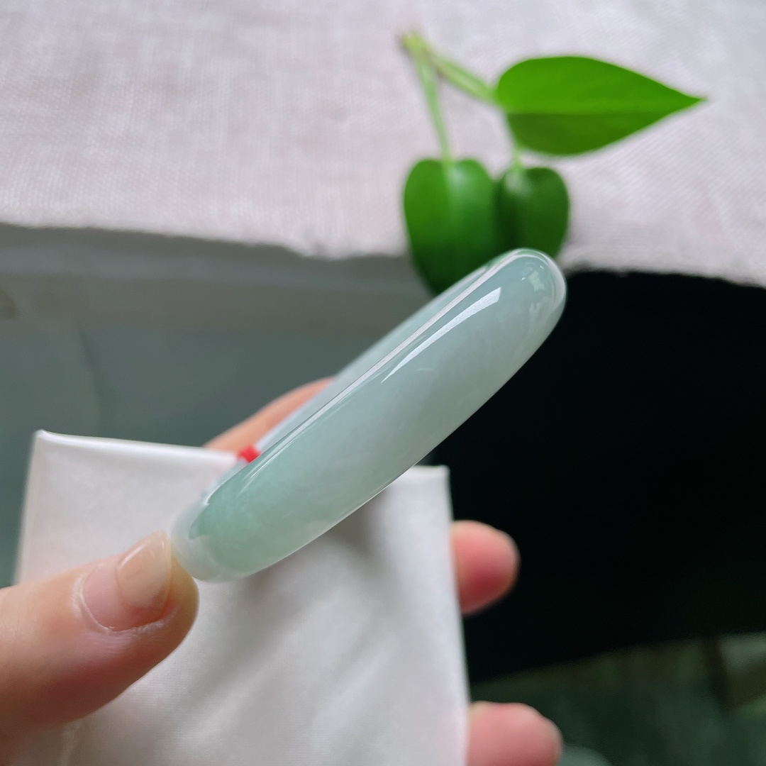 54（47.7）14.8/7.3，蓝底贵妃，清润晴水色调，玉质冰润细腻，纤细条杆温婉秀气，腕间清雅灵动。ss59498a