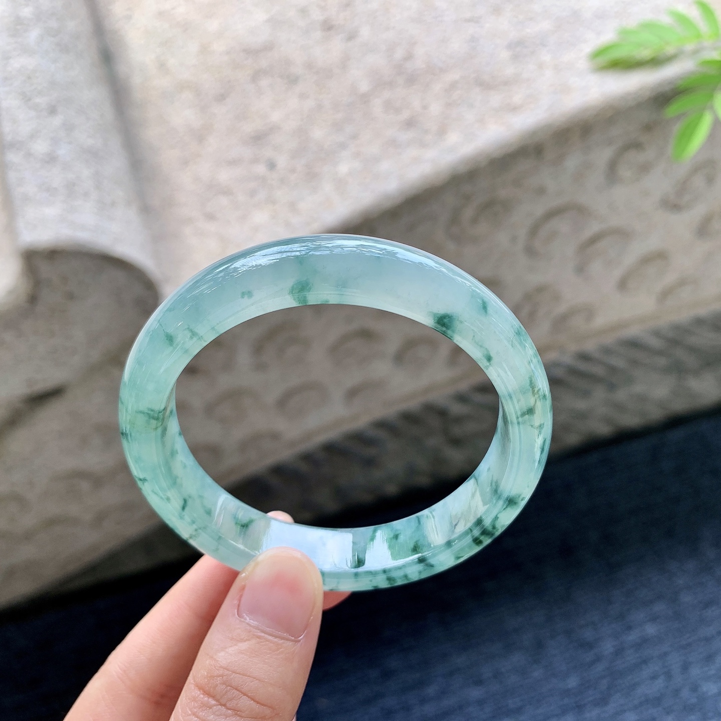正圈54 55 圈口55.6/12.3/7.7 编码WW092543 冰糯飘花，水润，种老，细腻，无裂