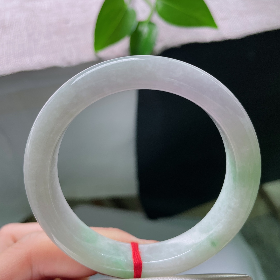 54.8/12.2/9.4，绿底正圈，一点皮纹，白润冰底，一抹清新绿花随性晕染，底色干净，绿花鲜活，简约清新，少女感十足。ss59530a