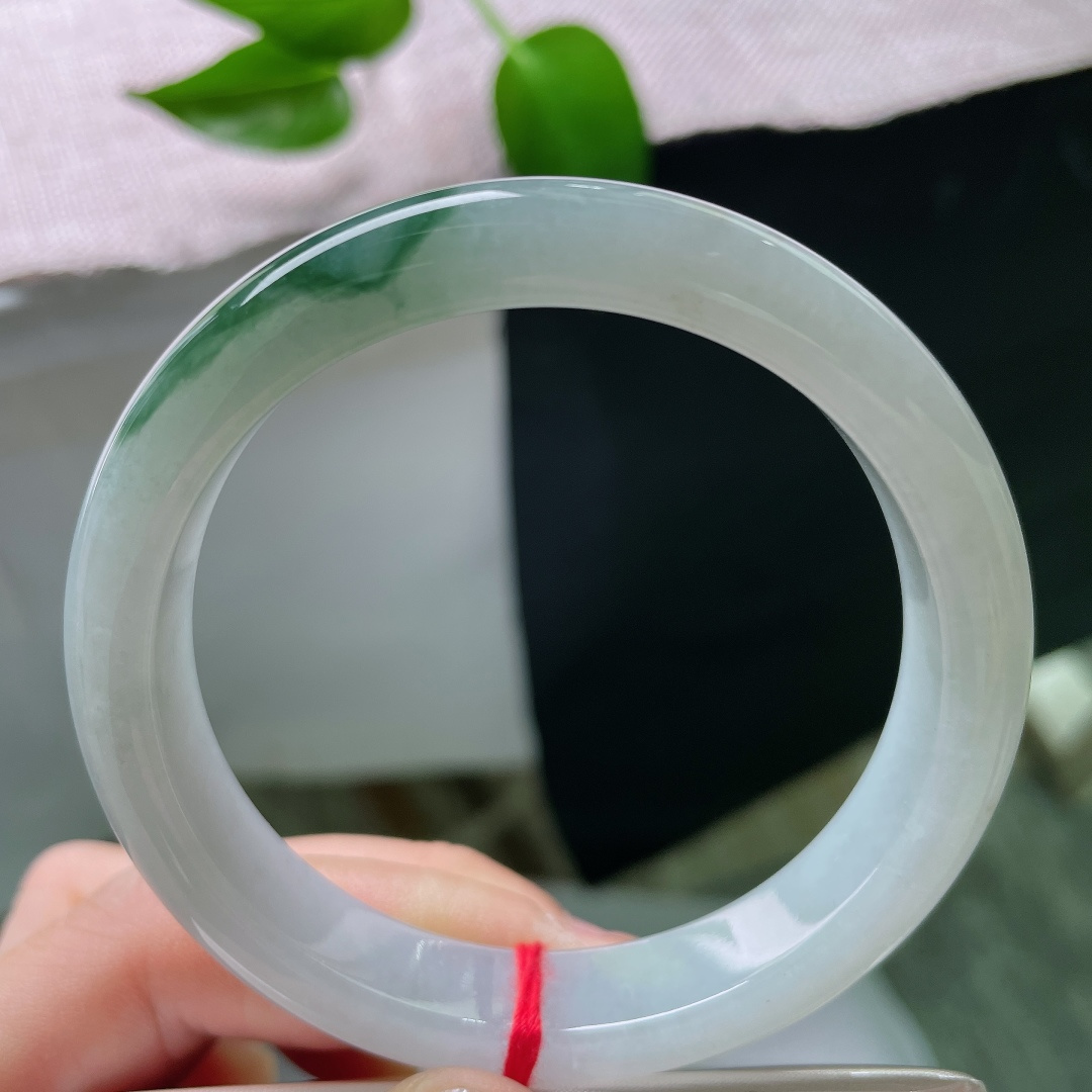 57/11.7/8.3，飘花正圈，小碎纹，玉质细腻胶润，花色错落舒展，绿韵衬花，花映绿底，动静相宜，