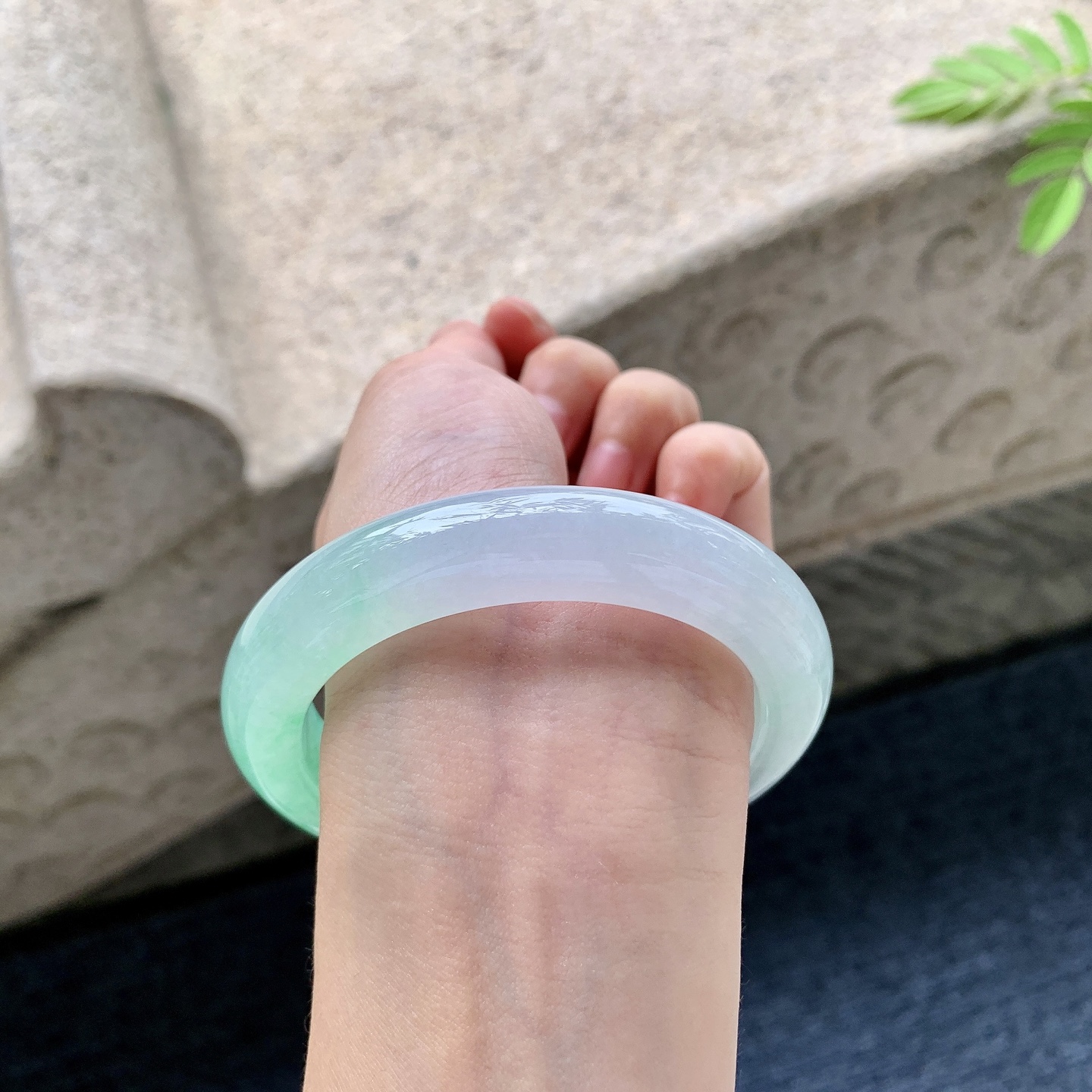 正圈58 59 圈口59.1/12.2/10.2 编码A3092531 冰糯阳绿，水润，种老，细腻，打灯有棉线
