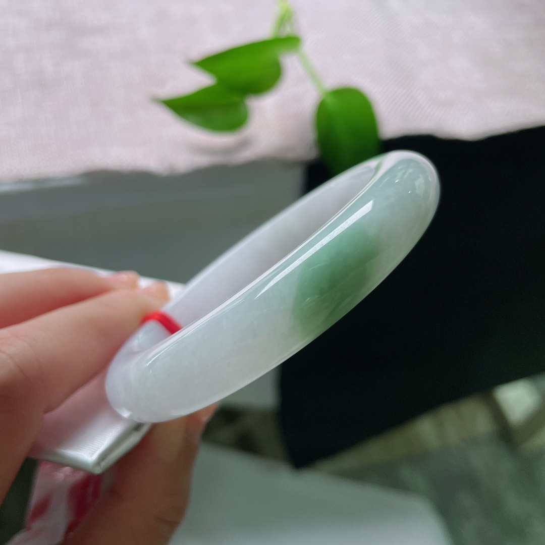 56.7/12.3/9.5，飘绿正圈，棉线，玉质细腻柔和，水头清亮，局部晕开清新翠色，简约平安镯型端庄大方。ss59583a