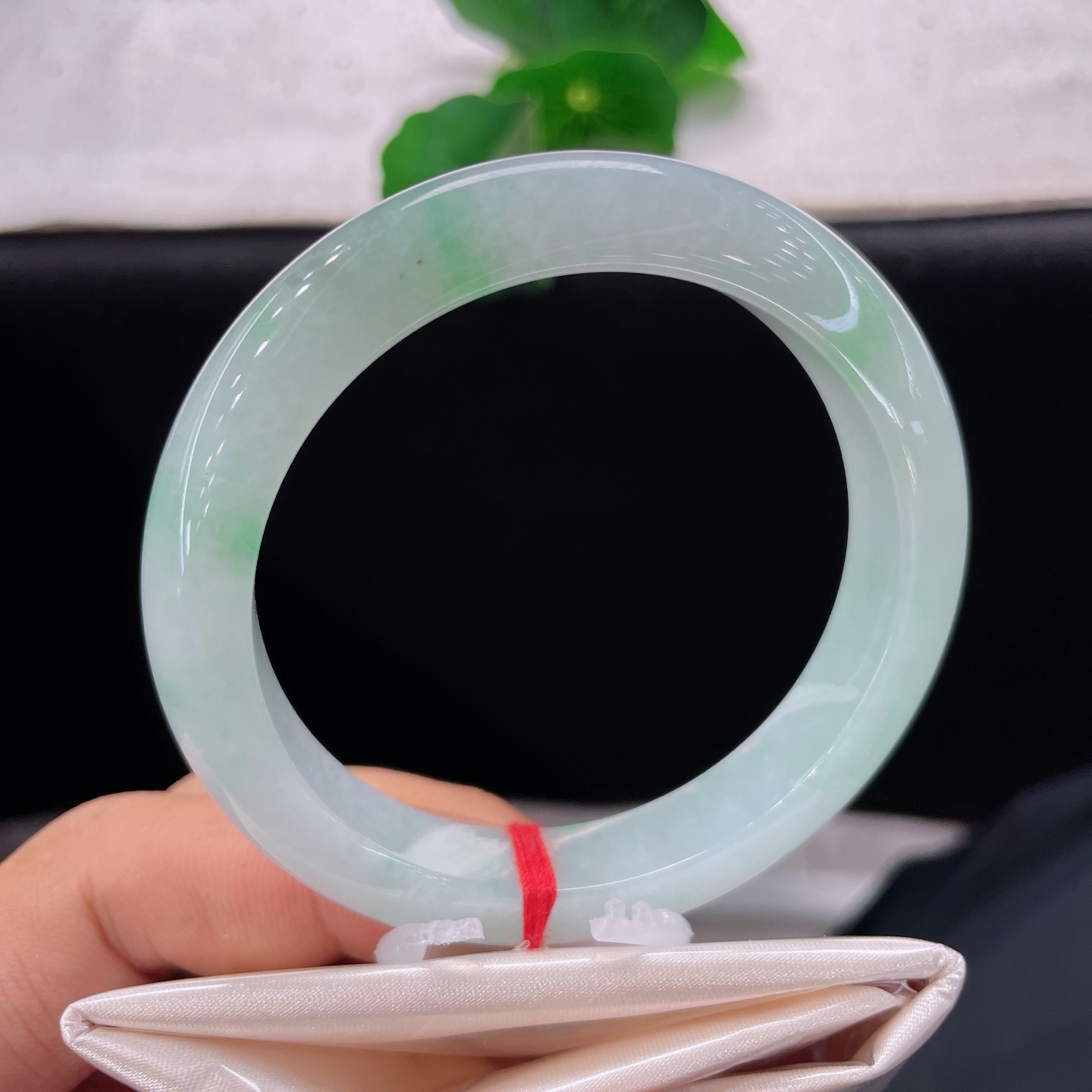 天然翡翠手镯 圈口56.2/10.2/9.8，白底青正圈，浅底飘柔绿，清润一身雅。无裂。