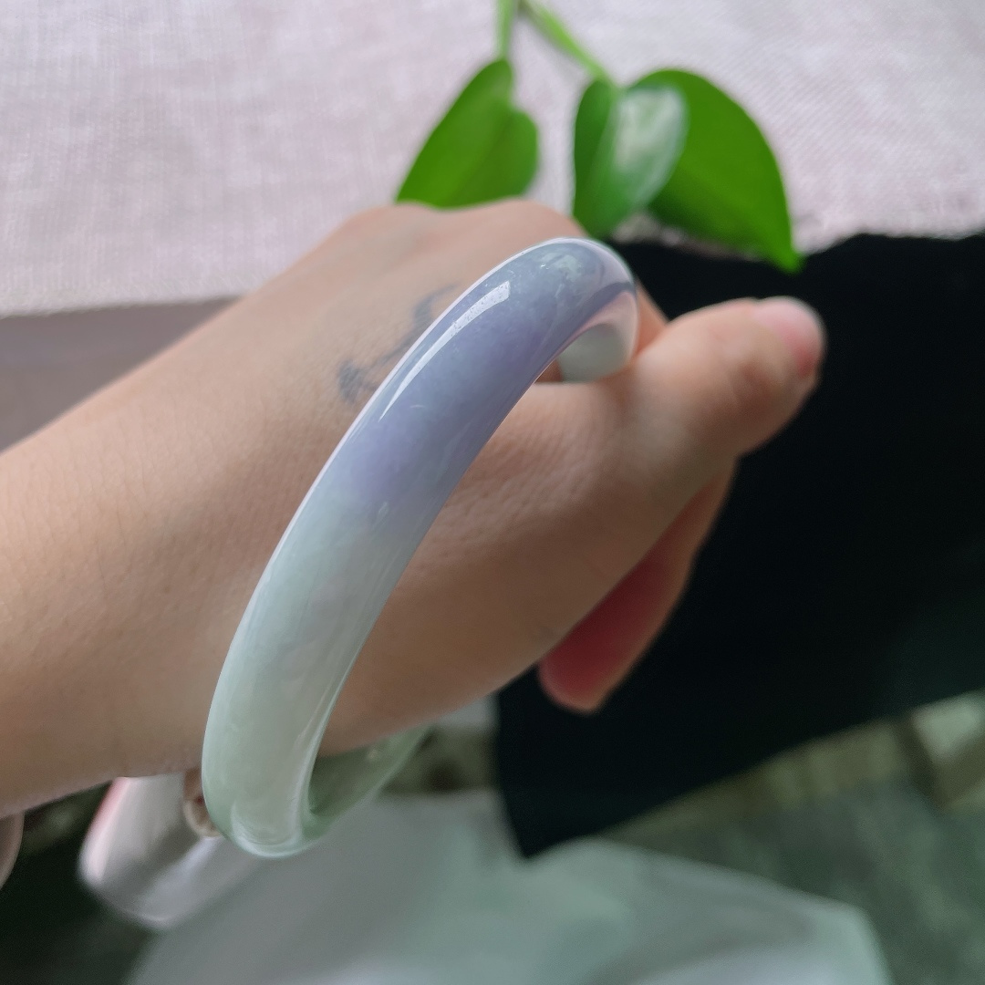 56.3/9.8，圆条，无裂，洒金，一镯揽尽春与彩，浅绿清润，柔紫朦胧，圆条饱满，复刻旧时雅致风骨。ss59630a